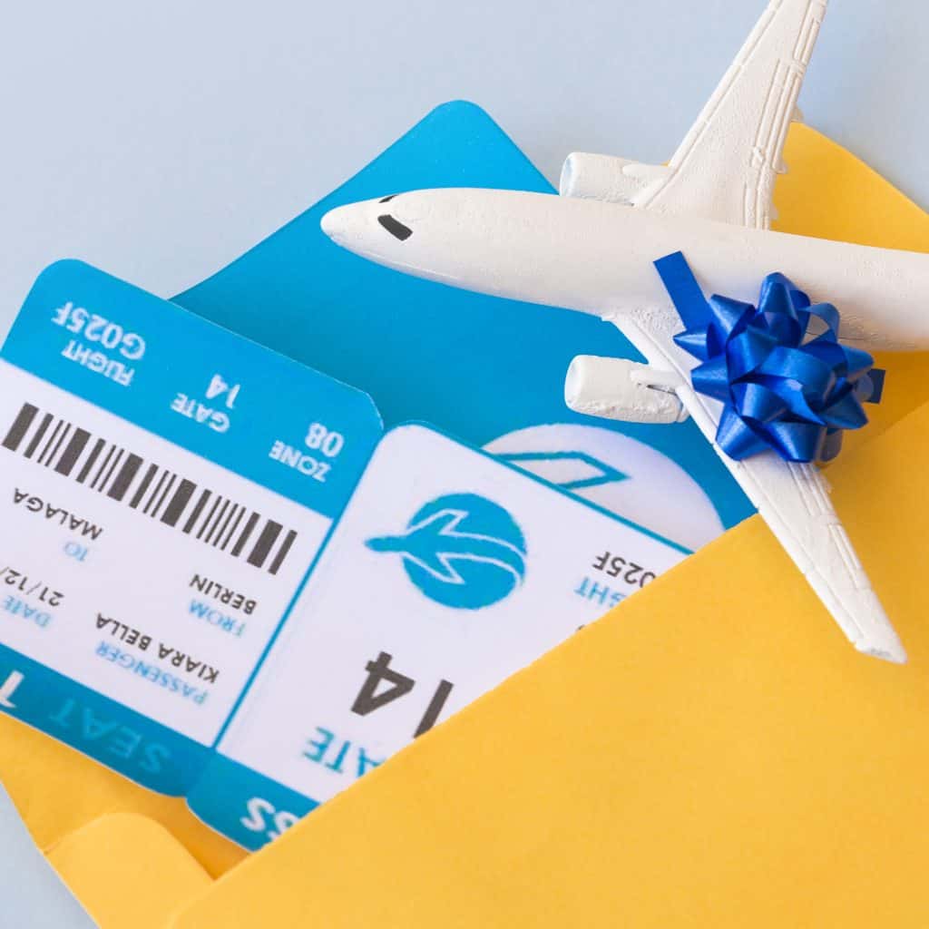รูปภาพนี้มี Alt แอตทริบิวต์เป็นค่าว่าง ชื่อไฟล์คือ airplane-tickets-document-case-near-aircraft-1024x1024.jpg